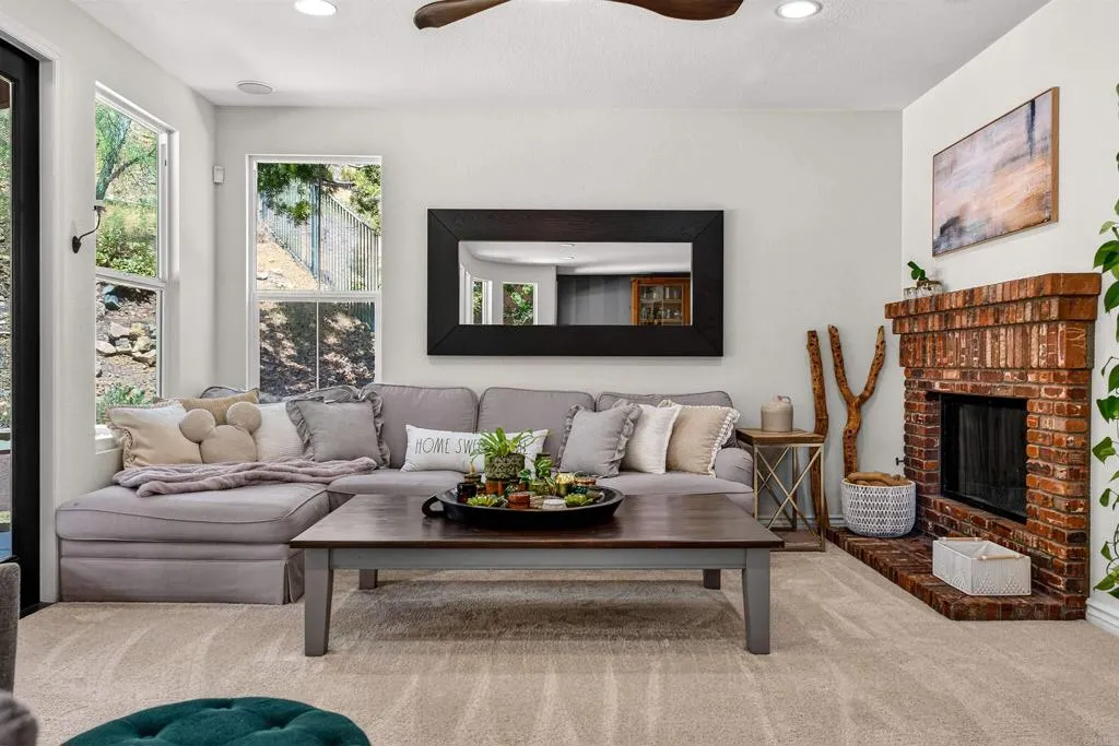 https://cdn.realtyfeed.com/cdn/127/306711353/15a83e5c0aa21dbbd5497c9133fcfc8c.webp