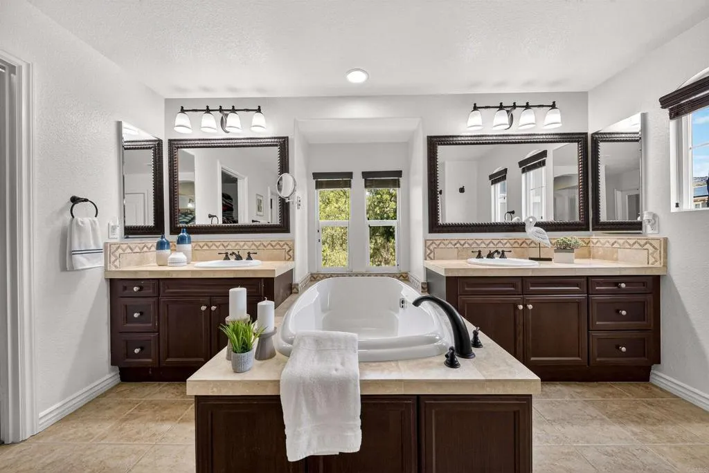 https://cdn.realtyfeed.com/cdn/127/306711353/45b7f2d57977ef301e2baadf665330a6.webp