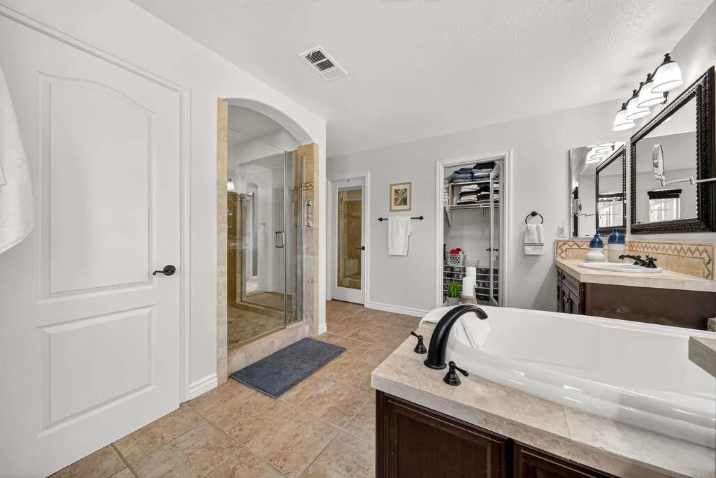 https://cdn.realtyfeed.com/cdn/127/306711353/759ec6ba7d35b294f72801093b50f111.webp