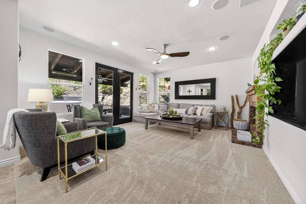 https://cdn.realtyfeed.com/cdn/127/306711353/89940e8eebf670ef0f9ef7067ca4afbb.webp