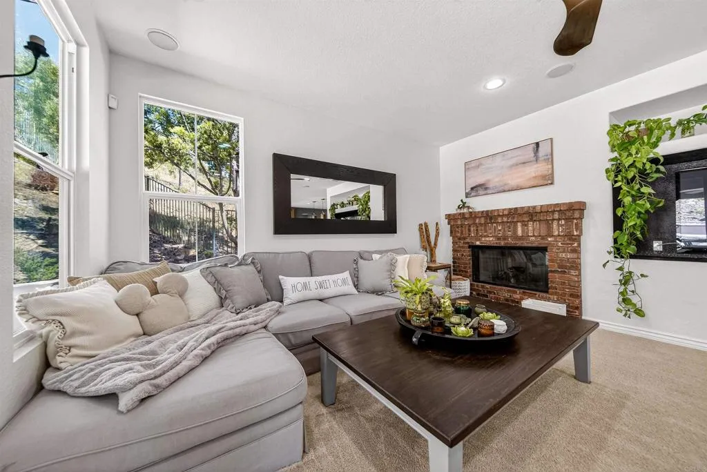 https://cdn.realtyfeed.com/cdn/127/306711353/8d2d2e868d24640b559823a64a115c82.webp