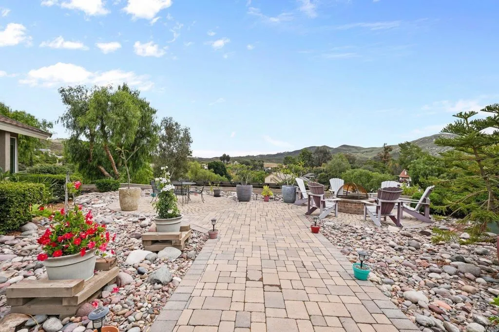 https://cdn.realtyfeed.com/cdn/127/306711497/e5bf3d81698373409f1d2752efff47c7.webp