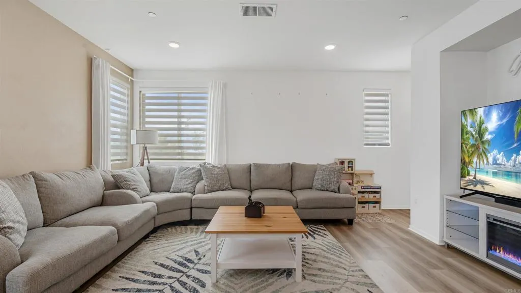 https://cdn.realtyfeed.com/cdn/127/306711535/864f7ec1f2d5f596ce655adf8604b8c7.webp