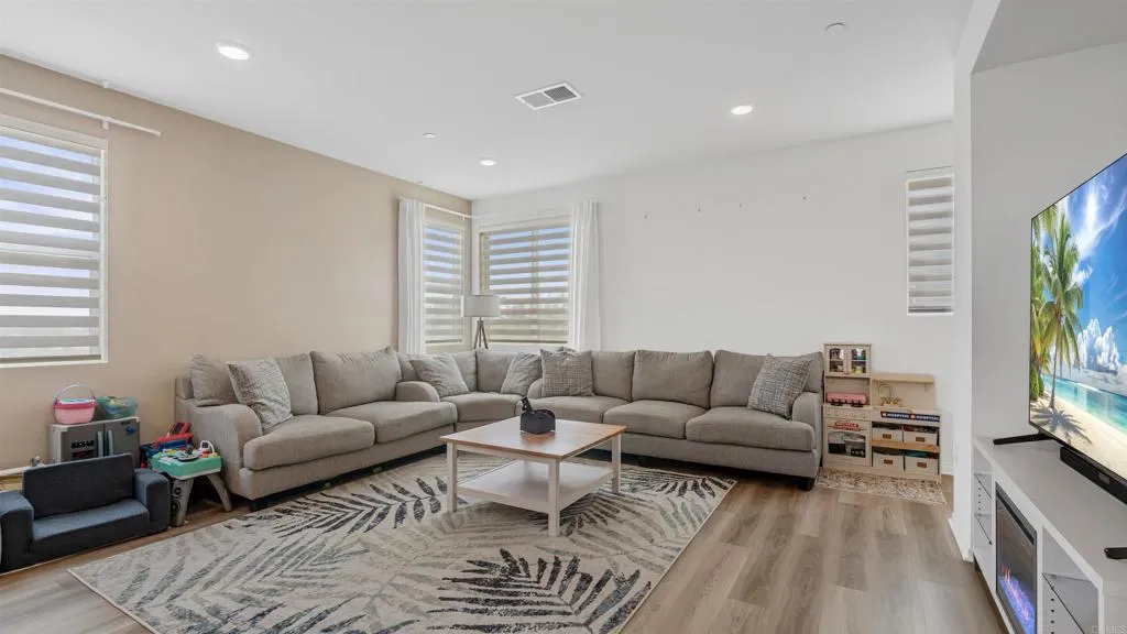 https://cdn.realtyfeed.com/cdn/127/306711535/bef3df5f6d95df29da34bab3505564d4.webp