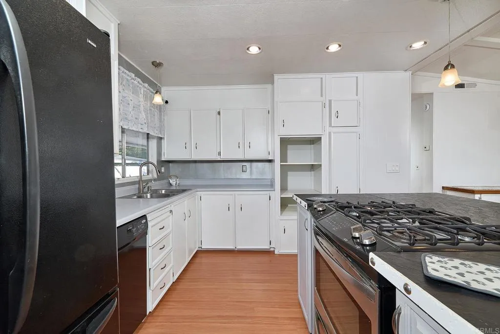 https://cdn.realtyfeed.com/cdn/127/306711702/e0360f0f988fb3ef95ea265b716e417f.webp