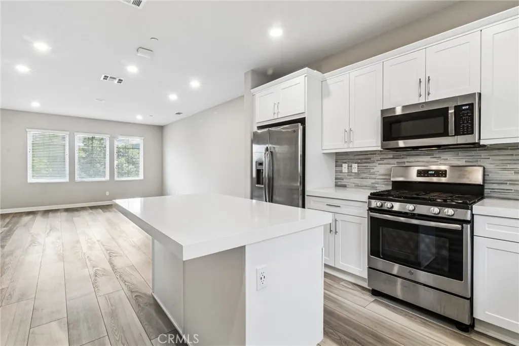 https://cdn.realtyfeed.com/cdn/127/306712201/c6618eeaf737b9cc2d201330f8bb3658.webp