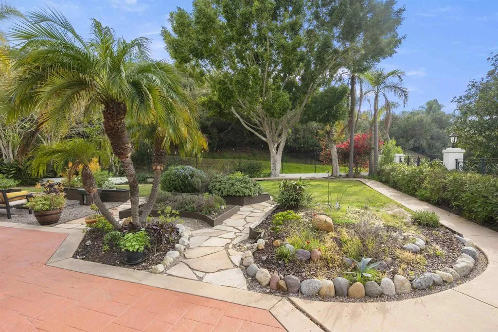 https://cdn.realtyfeed.com/cdn/127/306712912/e44dca367f7d2627fb69ef8646d63c9b.webp