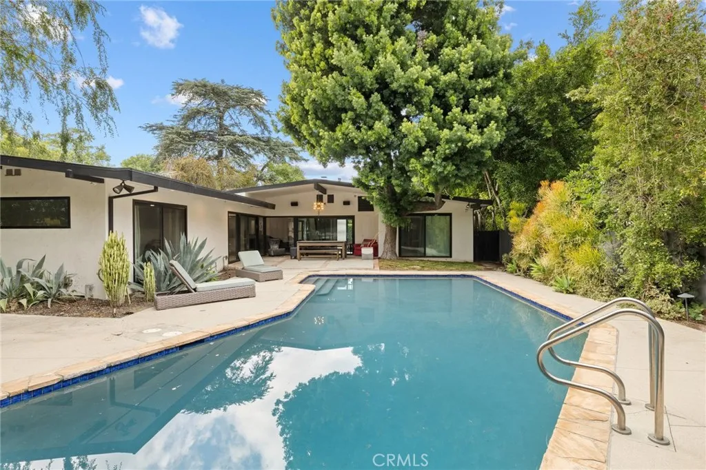 15456 Victory Boulevard, Van Nuys, CA 91406 - Photo 3 of 16, Van Nuys, CA