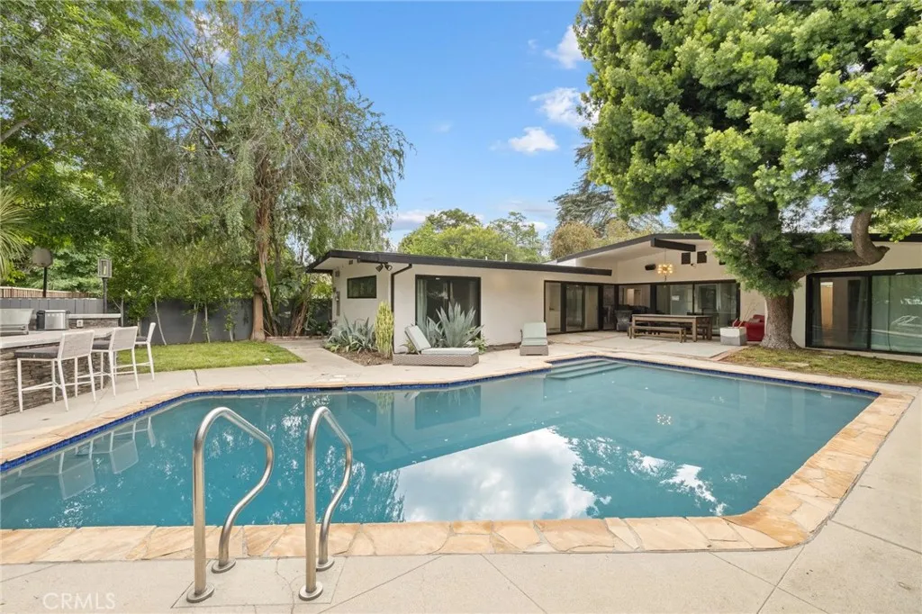 15456 Victory Boulevard, Van Nuys, CA 91406 - Photo 2 of 16, Van Nuys, CA