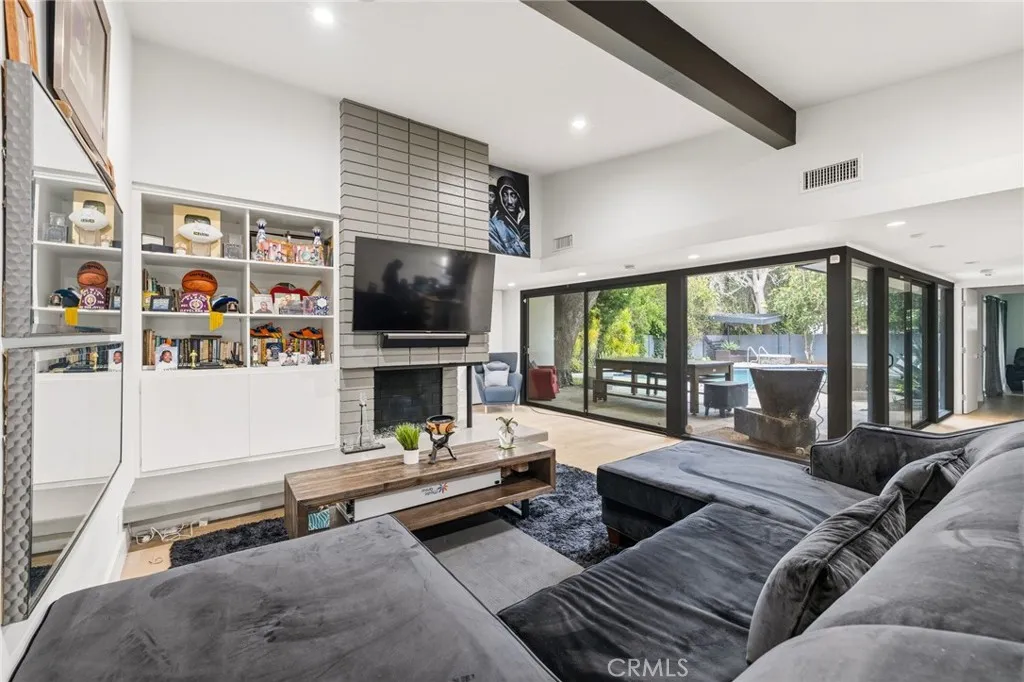 15456 Victory Boulevard, Van Nuys, CA 91406 - Photo 4 of 16, Van Nuys, CA