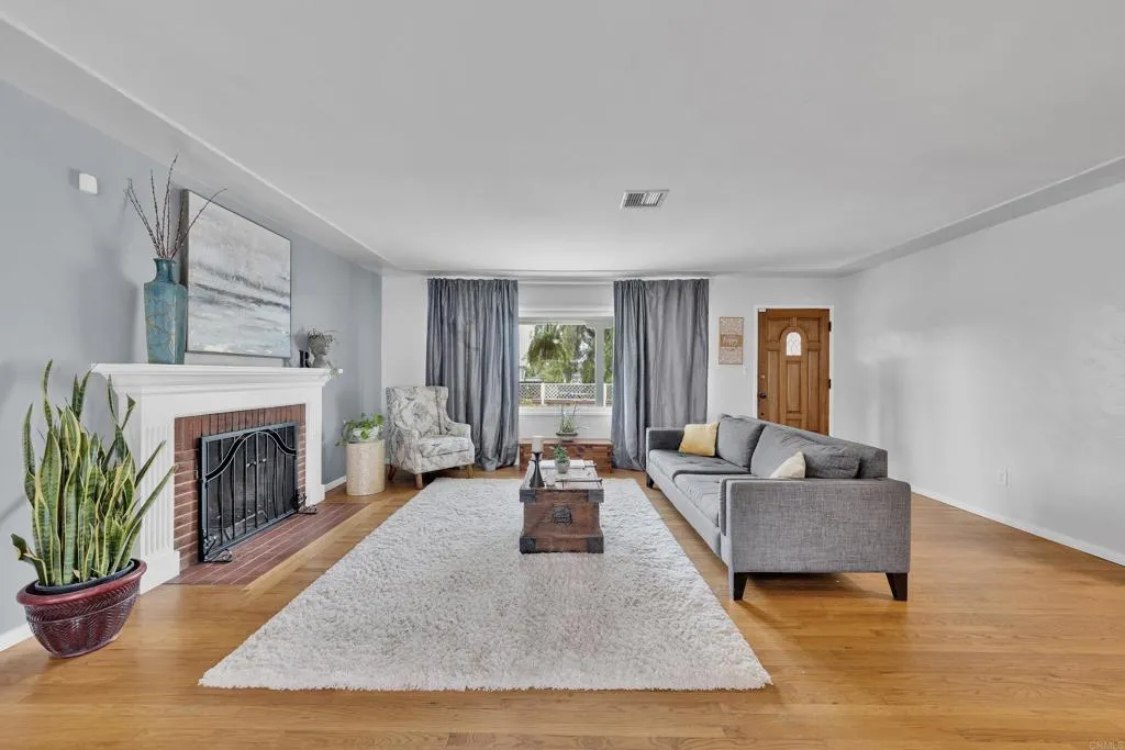 https://cdn.realtyfeed.com/cdn/127/306713054/d1af545edc36ffdcab59931544926fb8.webp