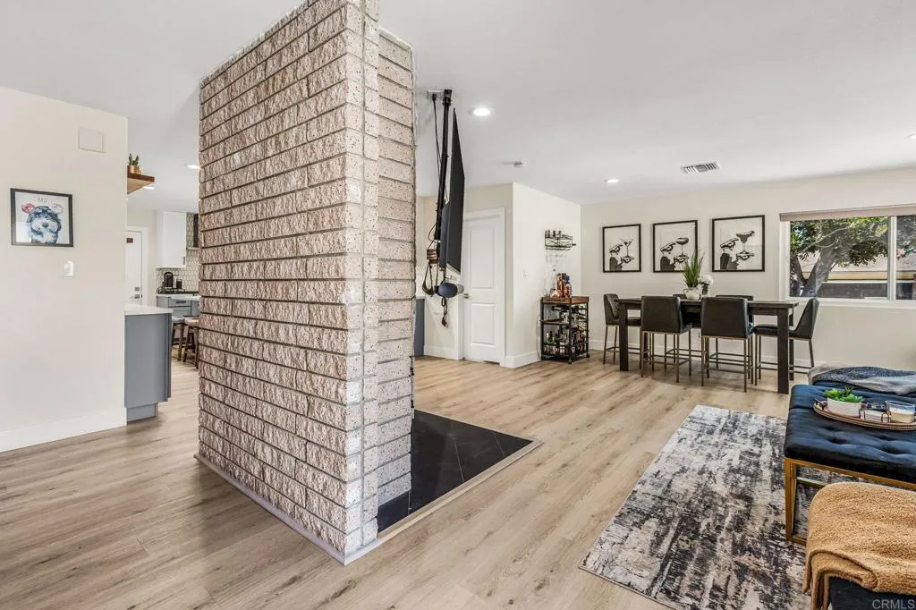 https://cdn.realtyfeed.com/cdn/127/306713201/7fc10954ba9e6f305e06d79d357b4519.webp