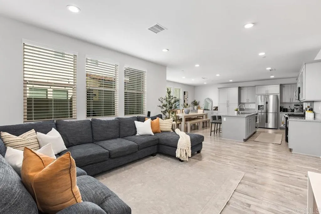 https://cdn.realtyfeed.com/cdn/127/306713415/157c83985b0cbc8bb6116954e82fa383.webp