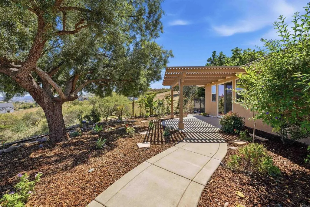 https://cdn.realtyfeed.com/cdn/127/306713556/37eb8b3aef7c6310a0d846075e672fe7.webp