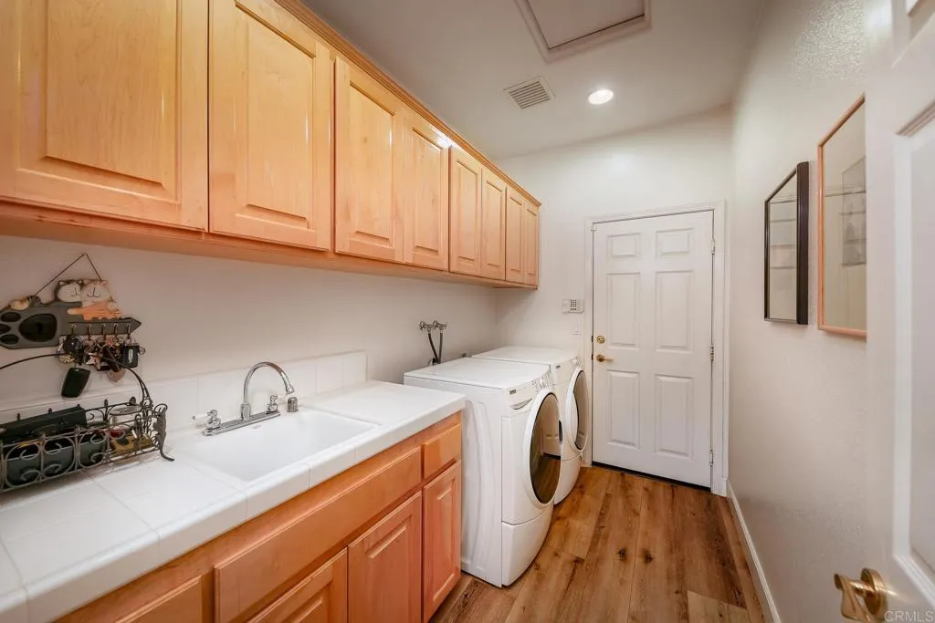 https://cdn.realtyfeed.com/cdn/127/306713668/e892d35e89f70100a7710998b531a446.webp