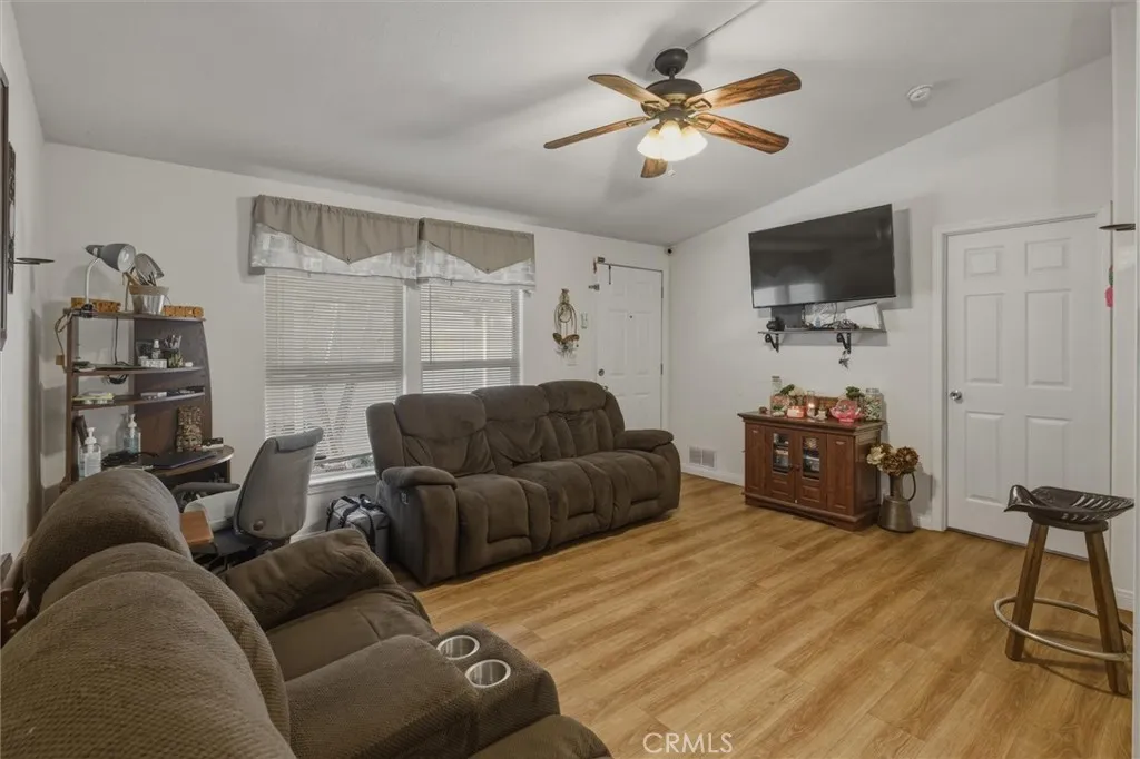 https://cdn.realtyfeed.com/cdn/127/306713682/65c1f9de72e02330a6db8441531bd222.webp