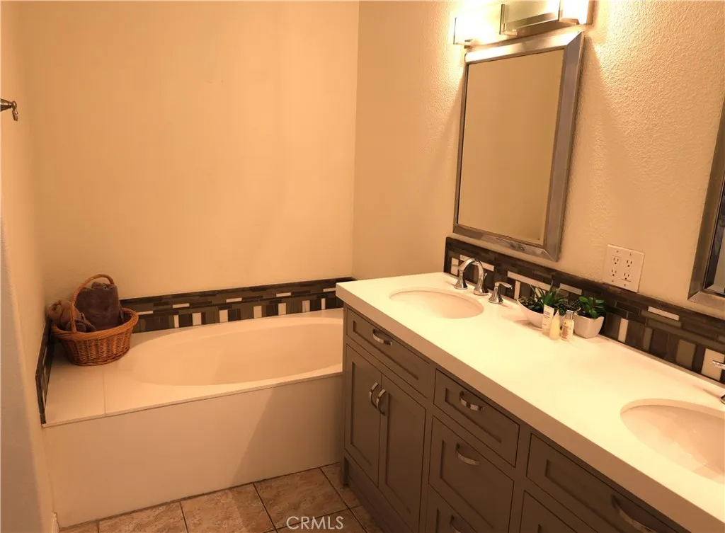 Photo #8: OC26100383 Listing: Photo #8