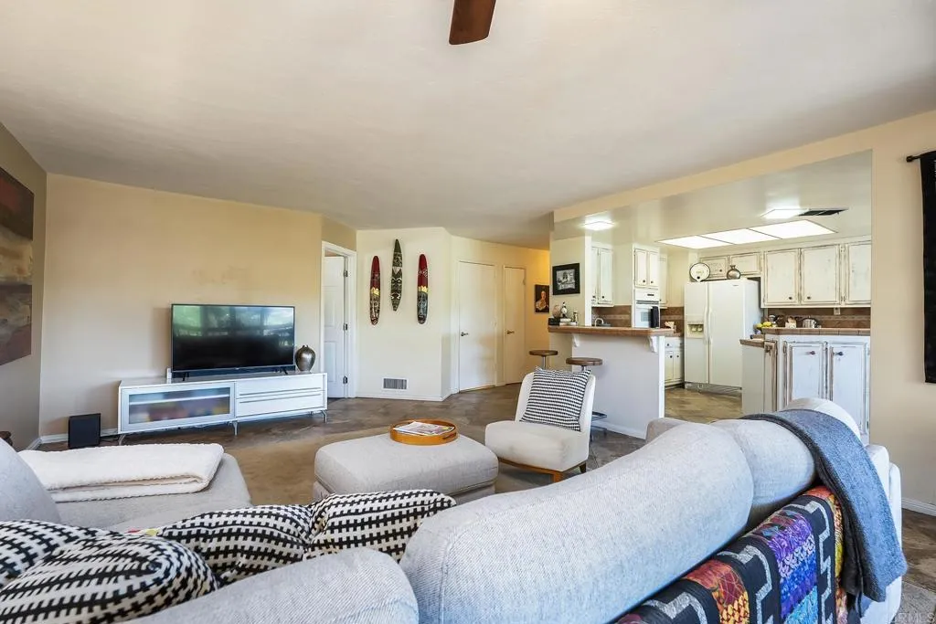 https://cdn.realtyfeed.com/cdn/127/306713845/393a2c29c32c736f654b533e9e91c4b7.webp