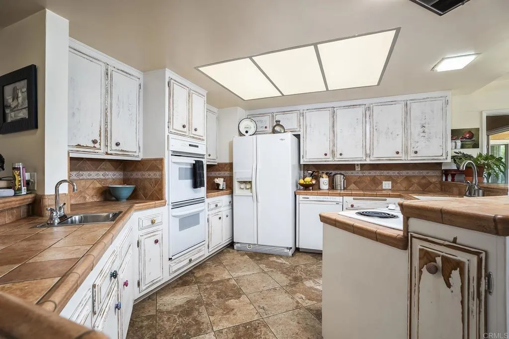 https://cdn.realtyfeed.com/cdn/127/306713845/82b6ec18674b964bd069e9889bea65d0.webp