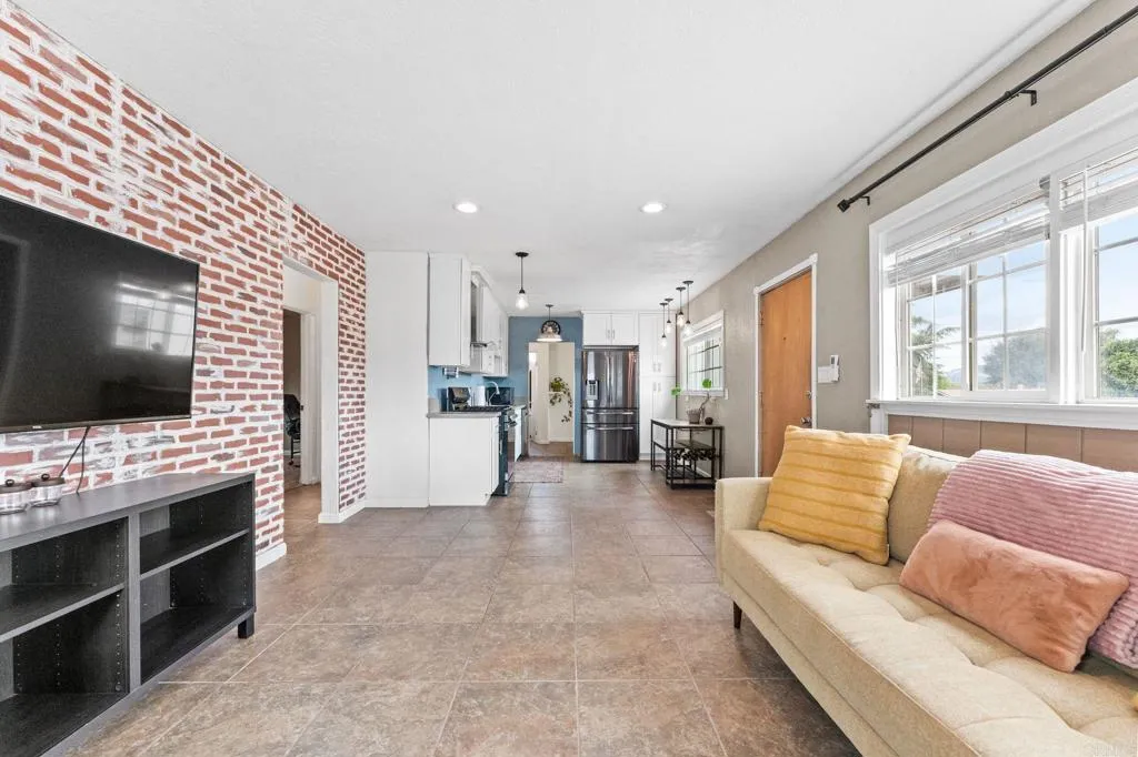 https://cdn.realtyfeed.com/cdn/127/306713903/435f08c9b7acf0d24f2984aadcab8ac5.webp