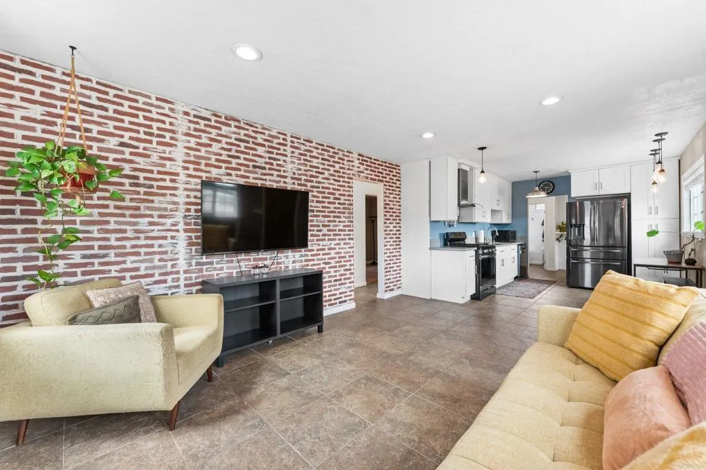 https://cdn.realtyfeed.com/cdn/127/306713903/dcf7af860d07bd68b28a6070931949dc.webp