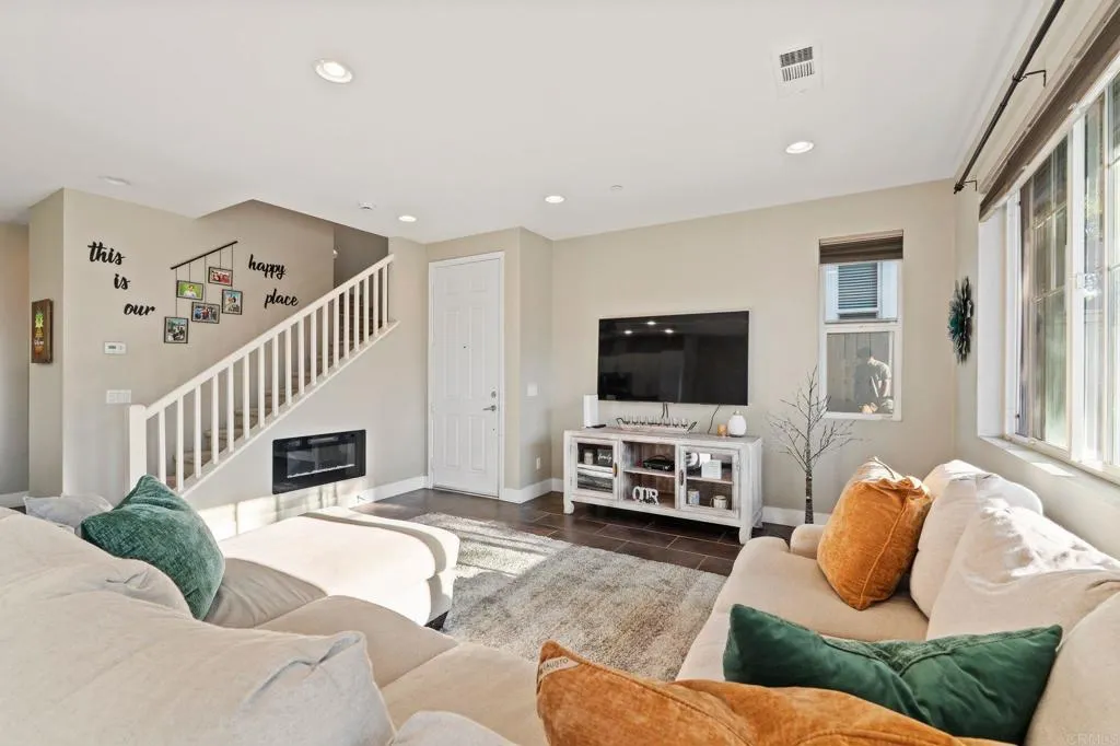 https://cdn.realtyfeed.com/cdn/127/306713976/1fc4bc77b9d798875a03063a9be96ac7.webp