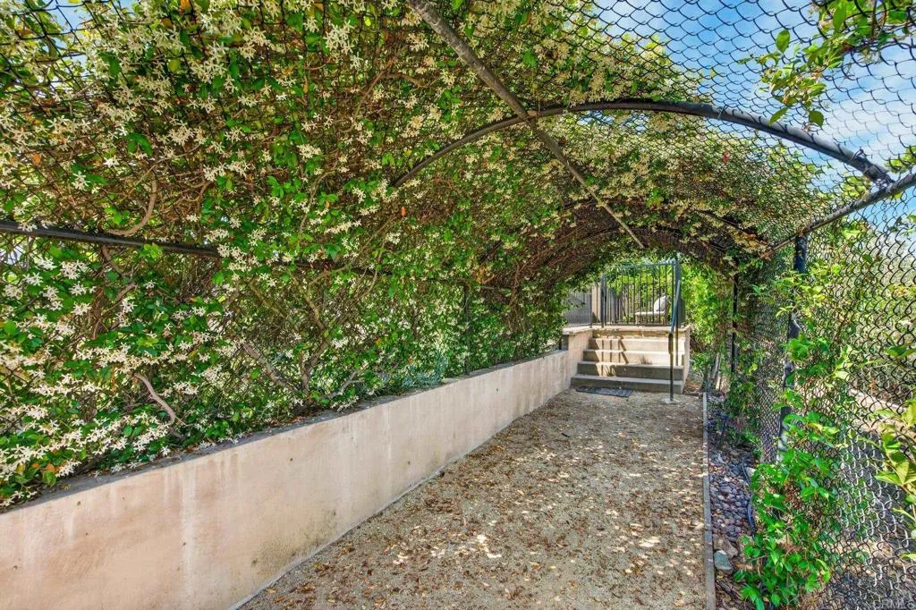 https://cdn.realtyfeed.com/cdn/127/306714085/1b2bd72b4da43da49222a7ff72fd7d01.webp