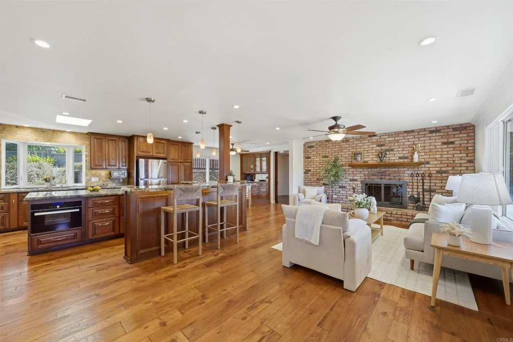 https://cdn.realtyfeed.com/cdn/127/306714137/1e9c37620b43a50576d7fc110c68bdb7.webp