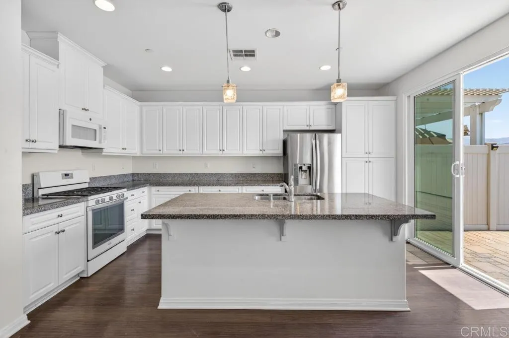 https://cdn.realtyfeed.com/cdn/127/306714988/41eb6953f5ca58d444466b1cbe049972.webp