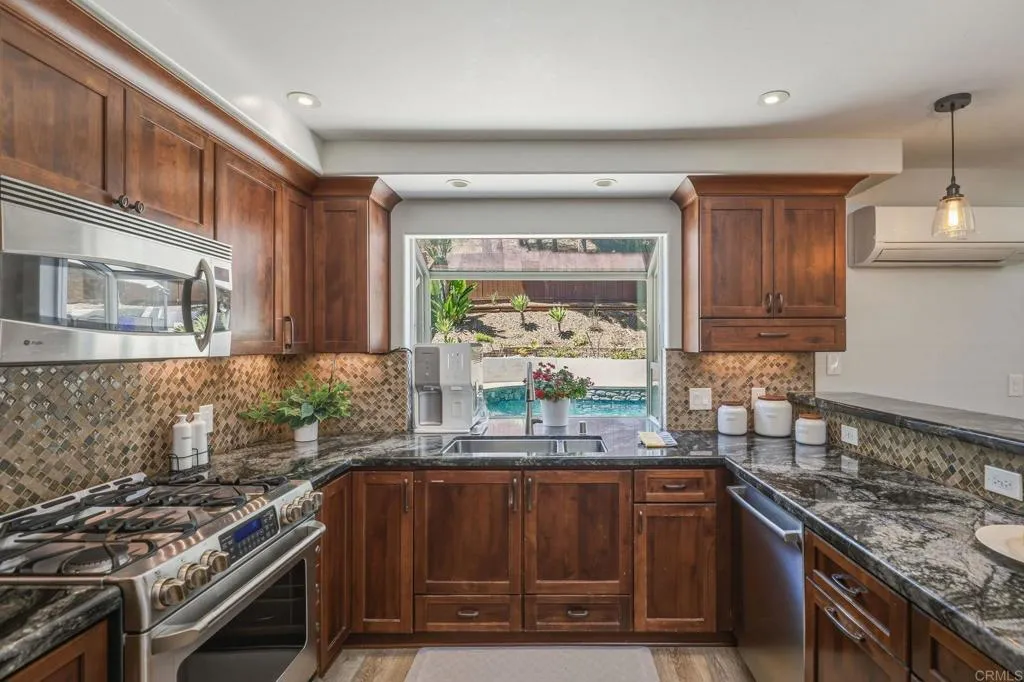 https://cdn.realtyfeed.com/cdn/127/306715014/ef8bd195575bbe72ad8010e0dfd140d7.webp
