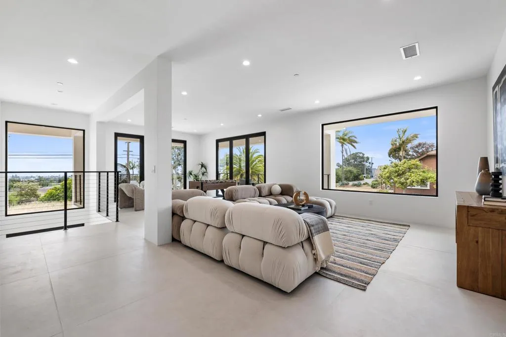 https://cdn.realtyfeed.com/cdn/127/306715246/019f17295a4082ce65d28f45fb431096.webp