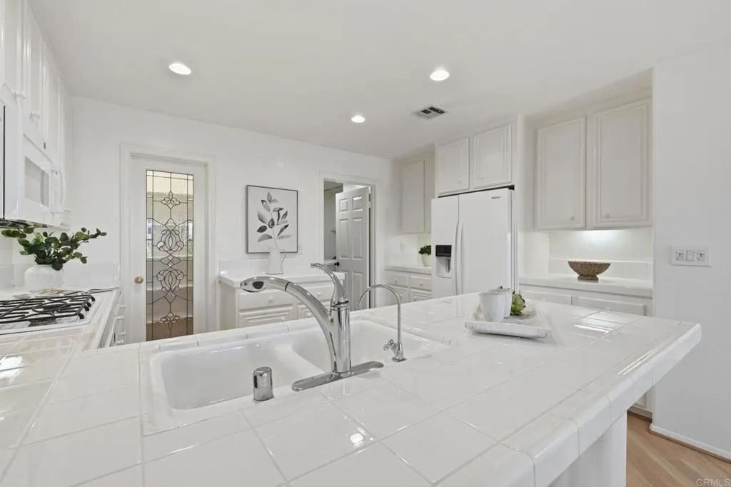 https://cdn.realtyfeed.com/cdn/127/306715303/09e2a49c6ec747e2b8d6e7c0644b5651.webp
