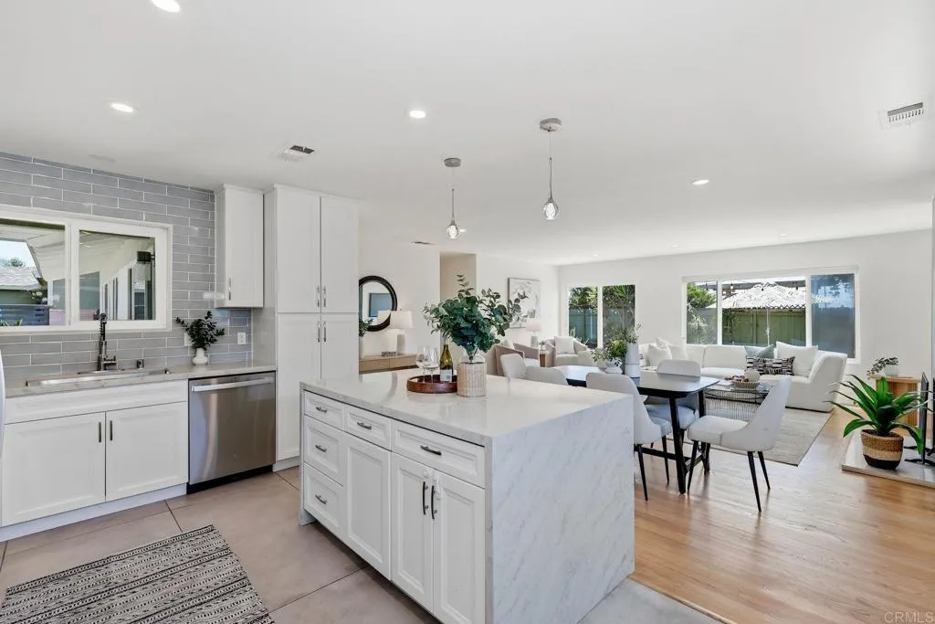 https://cdn.realtyfeed.com/cdn/127/306715615/c7e00d1c725637f49b48b52b66f7a3ee.webp