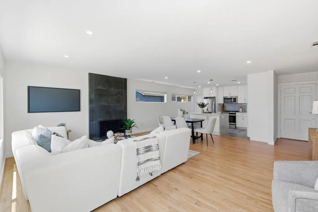 https://cdn.realtyfeed.com/cdn/127/306715615/db6d6db6961ab53092c5089f683895e2.webp