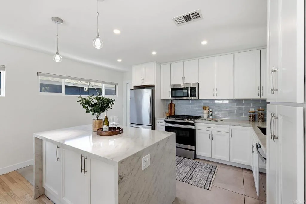 https://cdn.realtyfeed.com/cdn/127/306715615/ebf9e54d84614df52d34c4e0033a6f7d.webp