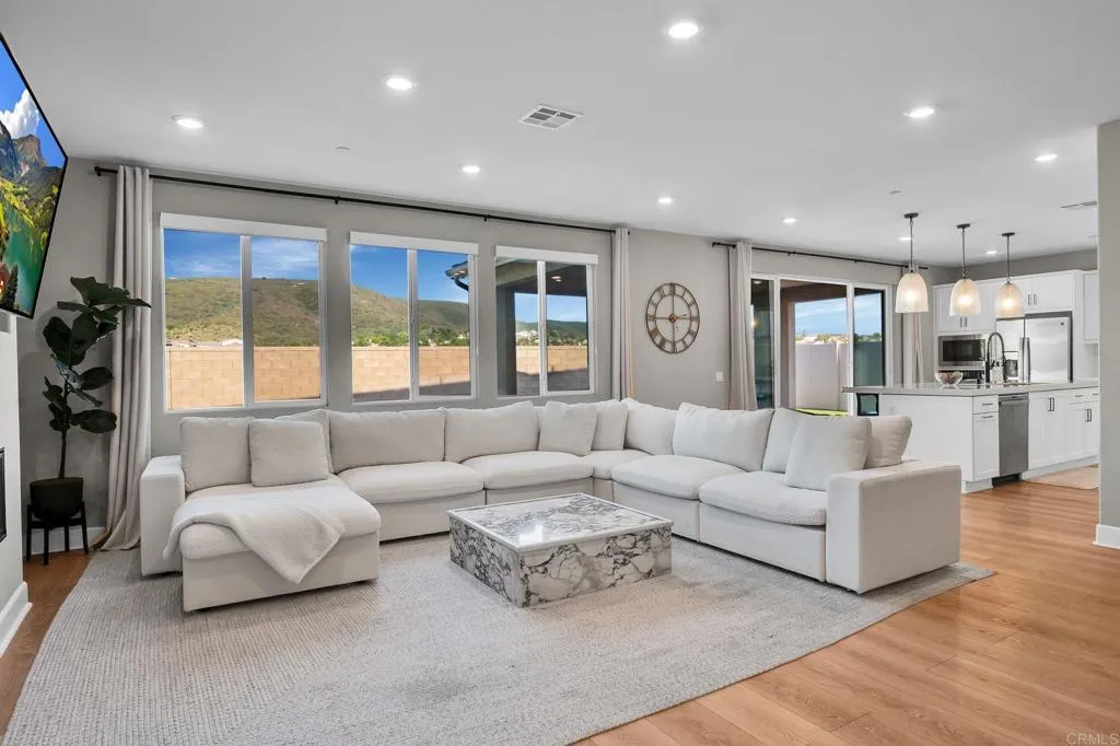 https://cdn.realtyfeed.com/cdn/127/306715618/41227139e3bbe1aa965f3432e943bcd0.webp