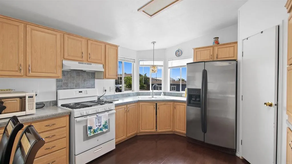 https://cdn.realtyfeed.com/cdn/127/306715720/e6dc61daf7df9b2475763270f2b32a91.webp