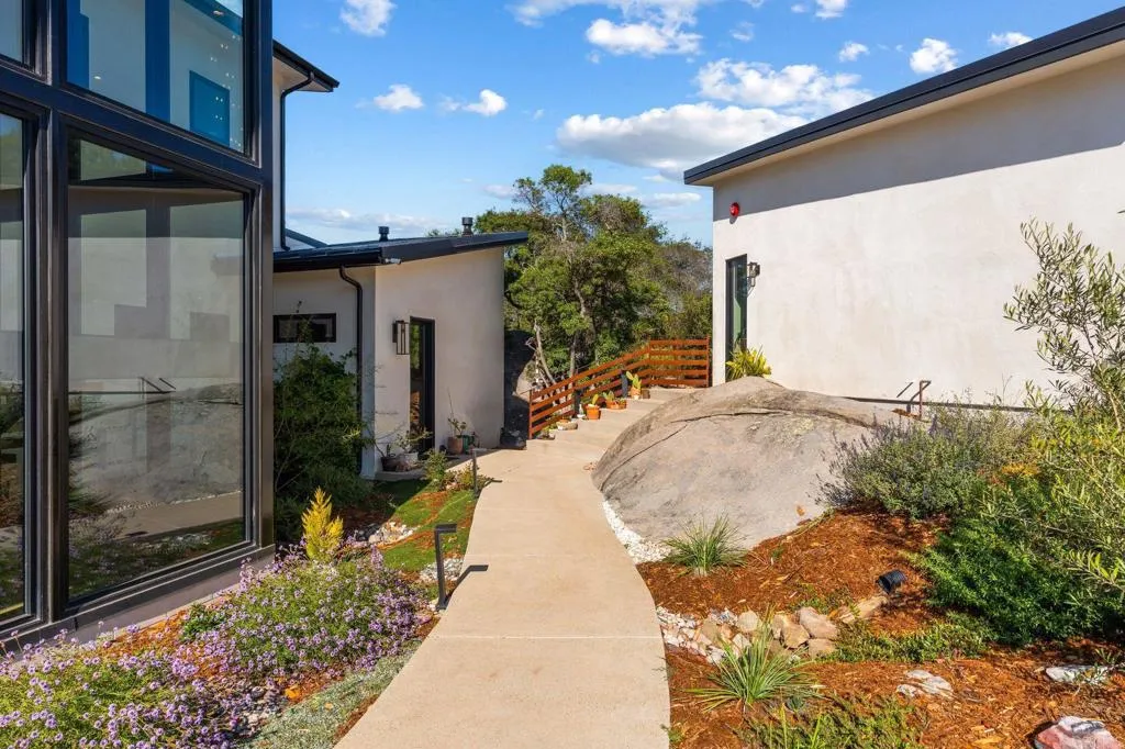 https://cdn.realtyfeed.com/cdn/127/306715737/1982b1a2705eb78ba1029ea4b00c17f8.webp