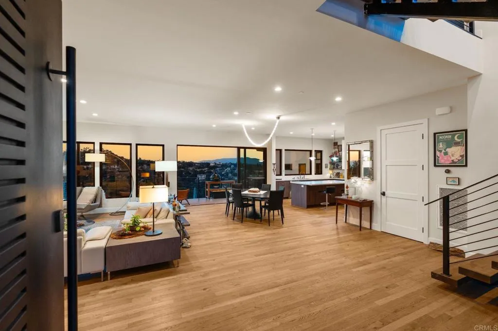 https://cdn.realtyfeed.com/cdn/127/306715737/70c0d4a83e832eb8bef2ad2d15fbc852.webp