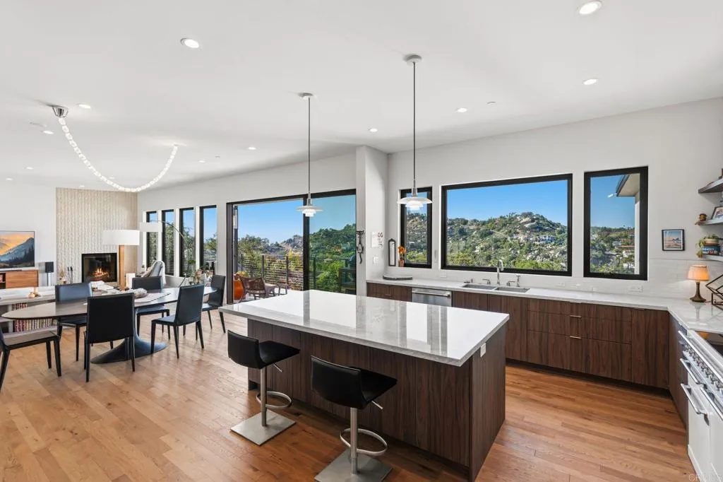 https://cdn.realtyfeed.com/cdn/127/306715737/70e51b86098edb32b4769c233562a11a.webp