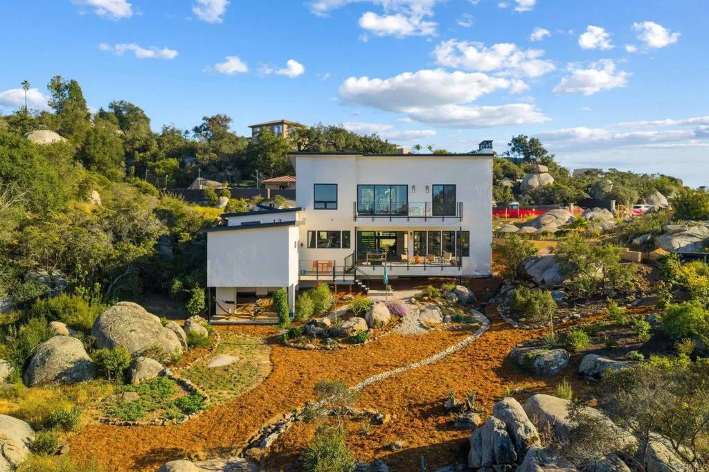 https://cdn.realtyfeed.com/cdn/127/306715737/9c6081f9ecca5a26126195e9deba09e4.webp