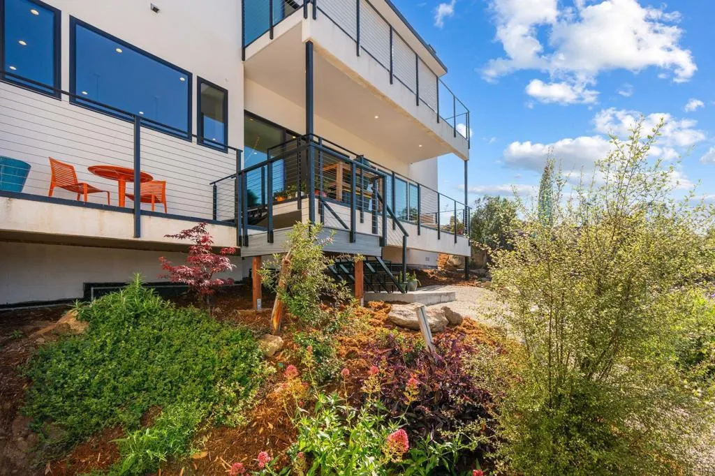 https://cdn.realtyfeed.com/cdn/127/306715737/cce0c7efabd530a5d9ceeb1bbcb993cd.webp
