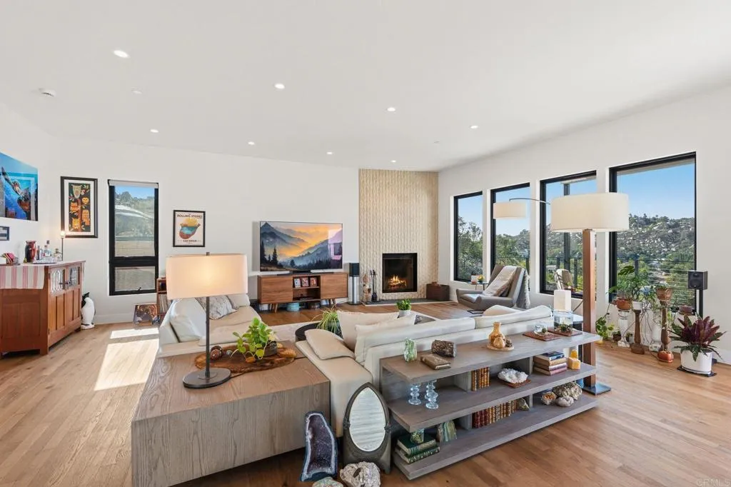 https://cdn.realtyfeed.com/cdn/127/306715737/eb3ed8558489b6ce0411d7a82e4c37c7.webp