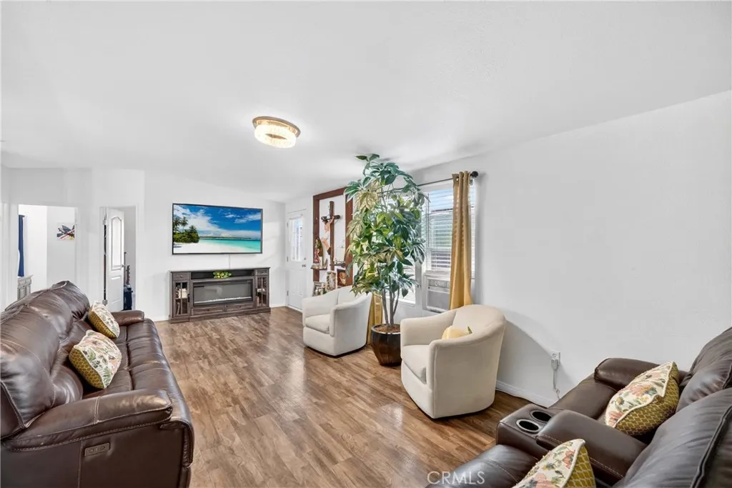 https://cdn.realtyfeed.com/cdn/127/306715870/819e2613f3e96272321113797f90f29d.webp