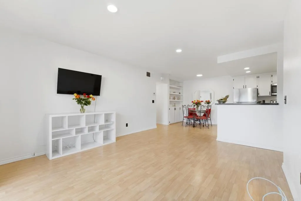 https://cdn.realtyfeed.com/cdn/127/306715889/75349cda2c9624fc468a6f15768c136e.webp
