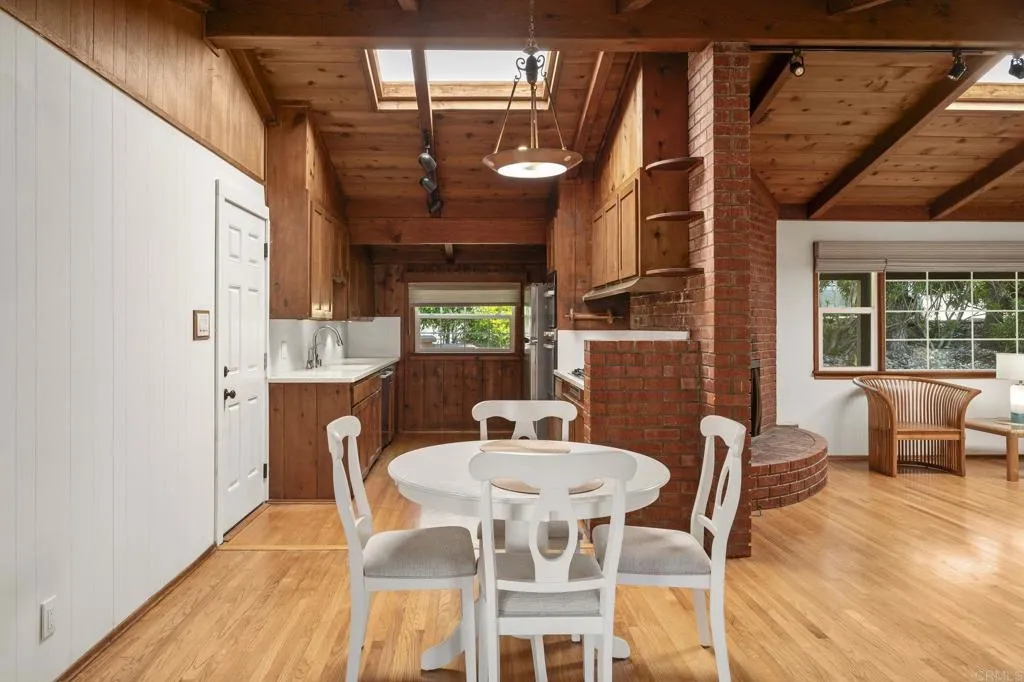 https://cdn.realtyfeed.com/cdn/127/306716001/77779d68931e0e00b508883c56dbf7fd.webp