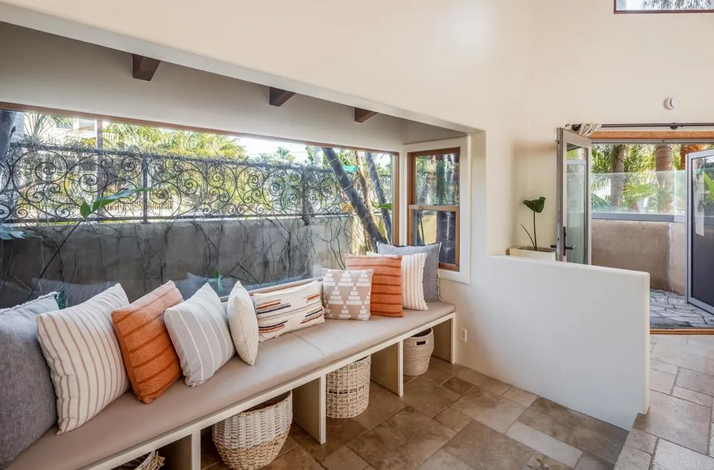 https://cdn.realtyfeed.com/cdn/127/306716416/993c293638af893c628ca1f697ab0c6c.webp