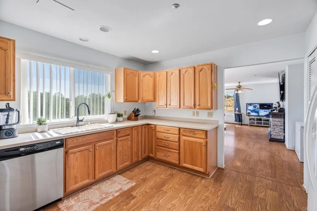 https://cdn.realtyfeed.com/cdn/127/306716550/0fdd6b6b700e95fbd0cedae6d0bdca61.webp