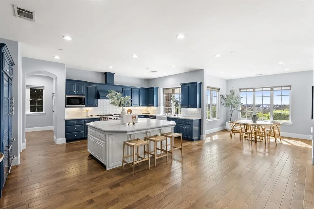 https://cdn.realtyfeed.com/cdn/127/306716600/8bc7b6d3f60f80a2218ae02f8cf7c5c0.webp