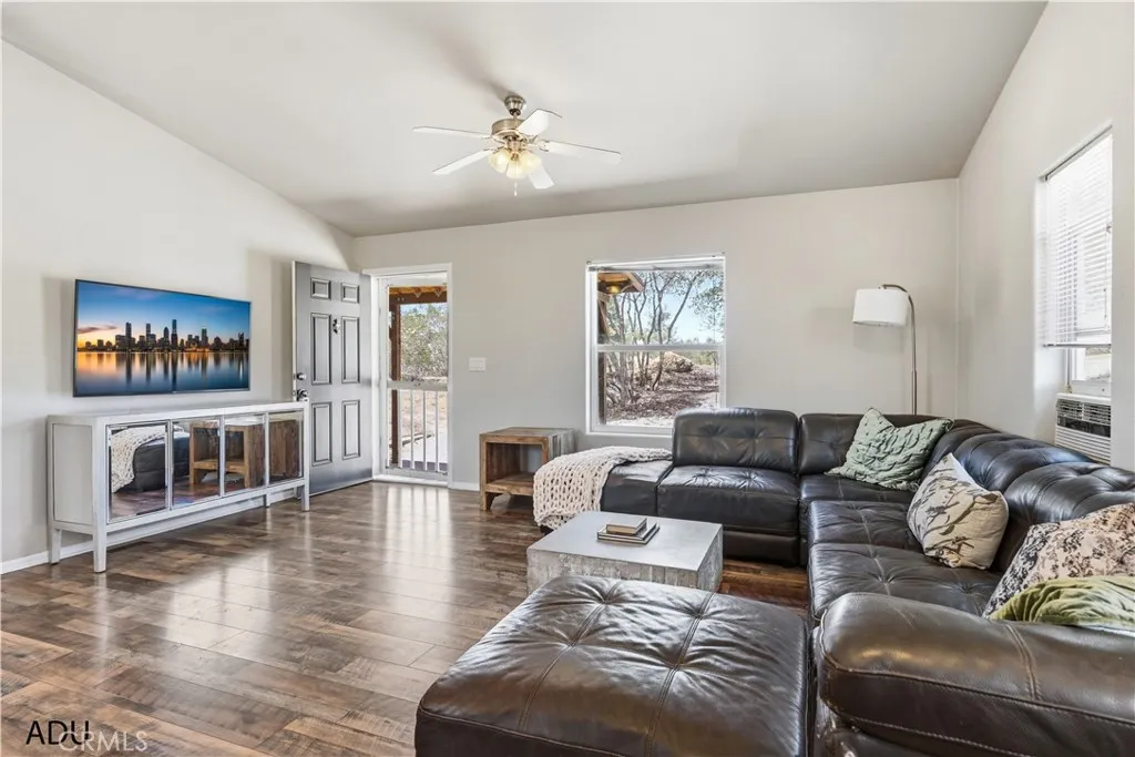 https://cdn.realtyfeed.com/cdn/127/306716650/e6dfdb07eb312ba79a561955cb3fd2ed.webp